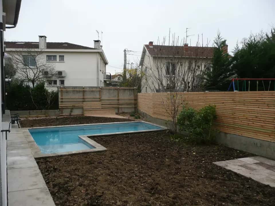 Photomontage d'une piscine insérée dans un jardin
