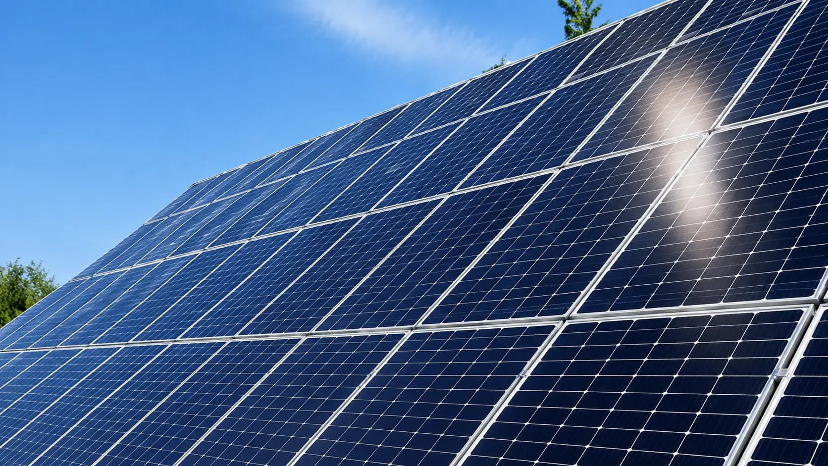 Panneaux solaires photovoltaïques installés en toiture