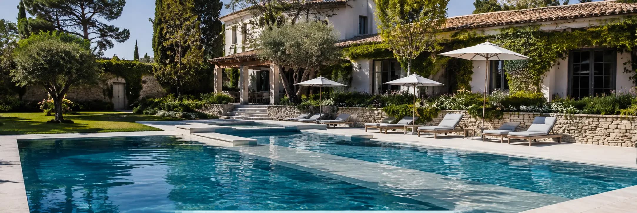 Piscine extérieure aménagée avec plage et transats